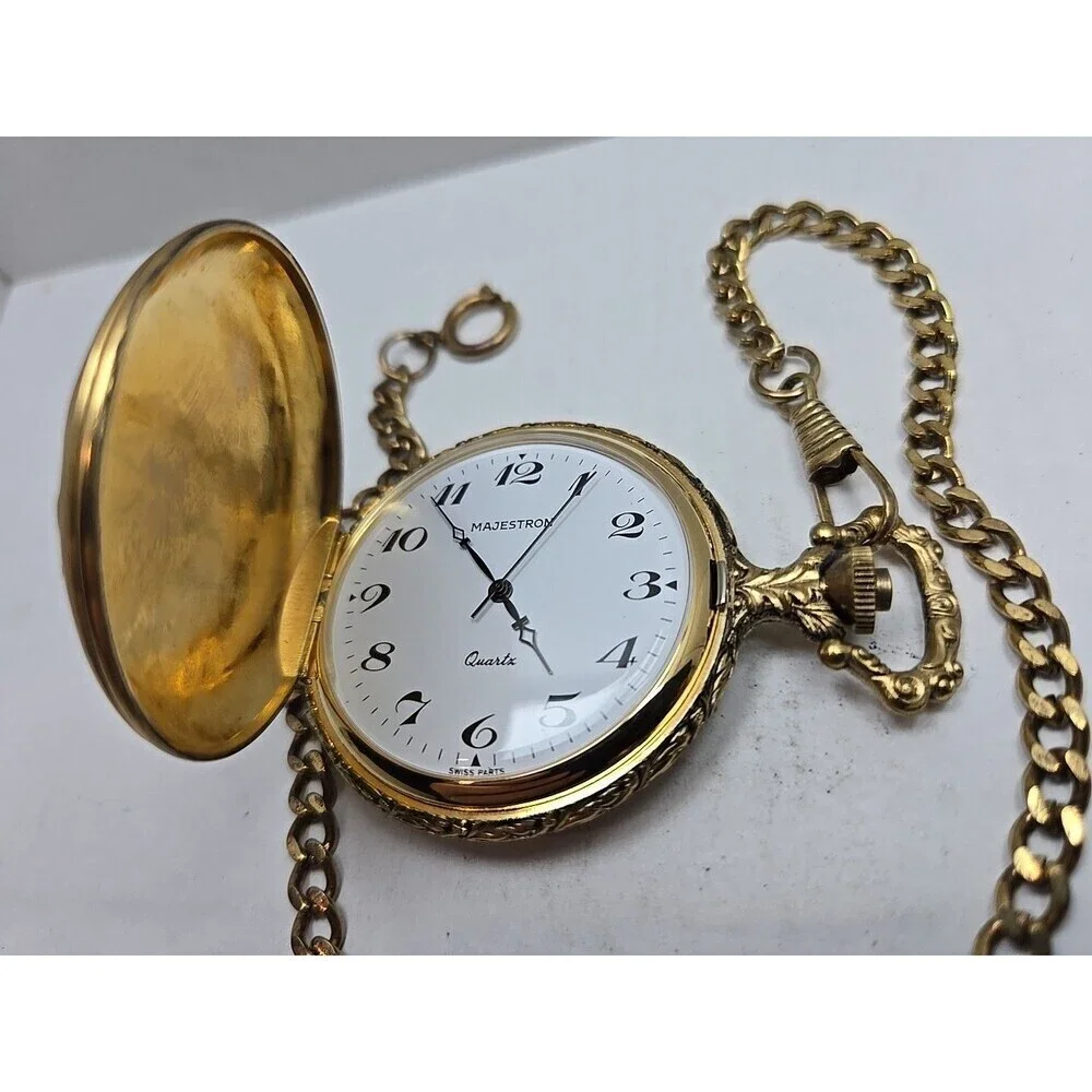 Vintage Majestron Duck Hunting Dog Gold Tone Quartz Pocket Watch New Battery